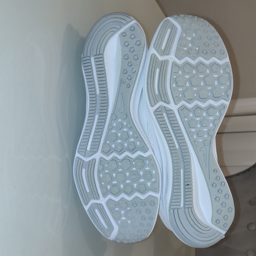 Nike White Woman's Running Shoes - Picture 7 of 11